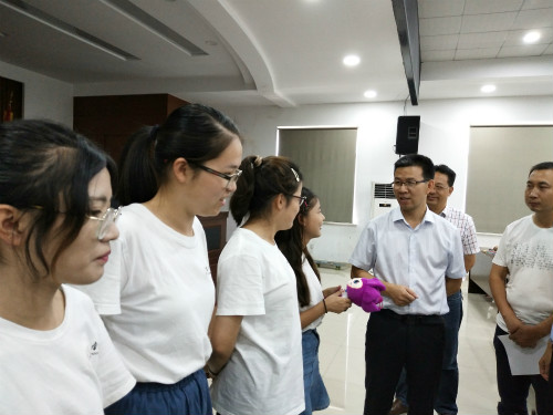 临海市领导走访慰问伟德bv国际体育“春泥萌芽”志愿者