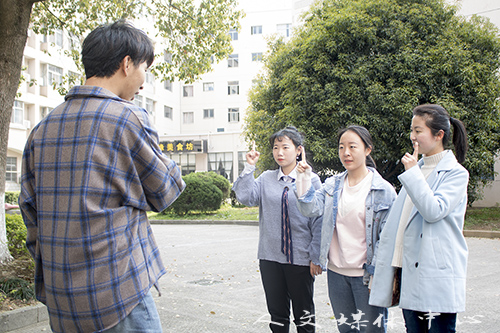 阳春三月 过关斩将扬青春 伟德bv国际体育举办女生定向跑活动