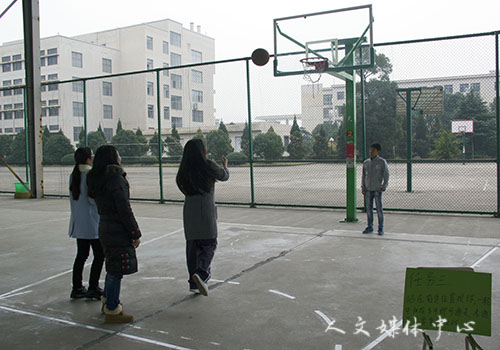伟德bv国际体育举办首届女生定向跑