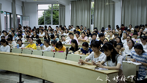 伟德bv国际体育举行教师考编经验交流会