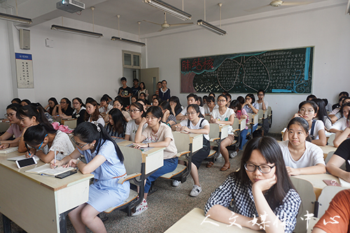 “群英毕至，畅言未来”——伟德bv国际体育举行考研经验交流会