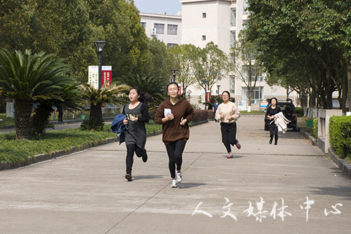 凭巾扬彩 携春赛跑——伟德bv国际体育举办女生定向跑活动