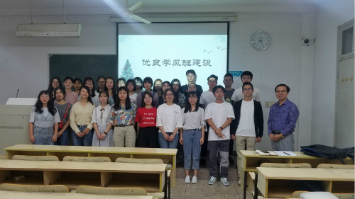 伟德bv国际体育各班召开“树学风，从我做起”主题班会