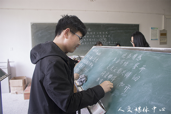 运笔成字 寄情书墨 伟德bv国际体育举办三笔字大赛