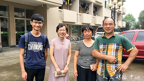 伟德bv国际体育领导走访2018届毕业生寝室