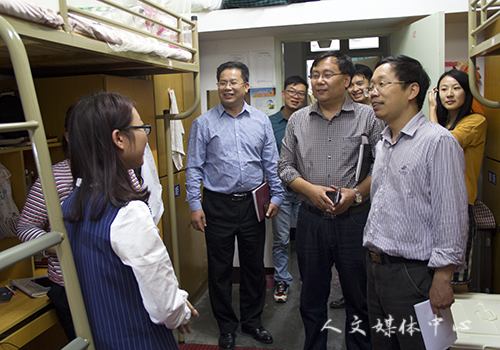 冯尚申副书记指导伟德bv国际体育文明寝室建设工作