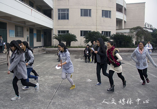 伟德bv国际体育举办首届女生定向跑