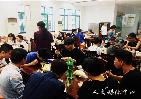 伟德bv国际体育为留学生举办“迎中秋 包饺子”活动