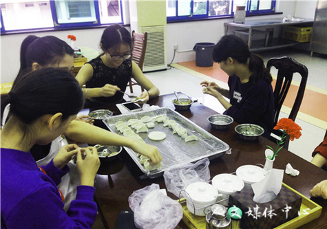 伟德bv国际体育为留学生举办“迎中秋 包饺子”活动