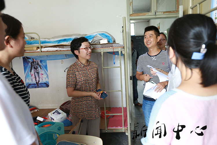 【驻足，再出发】系列四 伟德bv国际体育领导走访新生寝室
