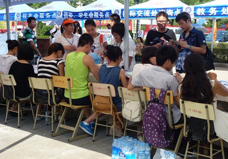 伟德bv国际体育笑迎新生 用心服务