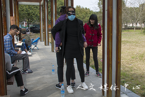 凭巾扬彩 携春赛跑——伟德bv国际体育举办女生定向跑活动