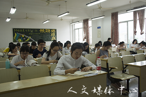 伟德bv国际体育师范生即席讲演竞赛顺利进行