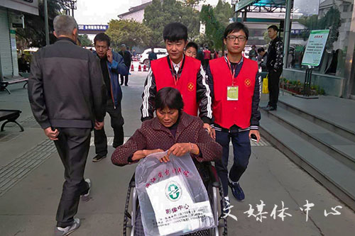 用心传递爱意 伟德bv国际体育志愿者开展恩泽义工活动