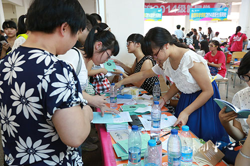 【驻足，再出发】系列五 润物无声，笑迎新生——记伟德bv国际体育志愿者工作