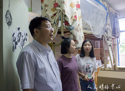 伟德bv国际体育领导走访2018届毕业生寝室