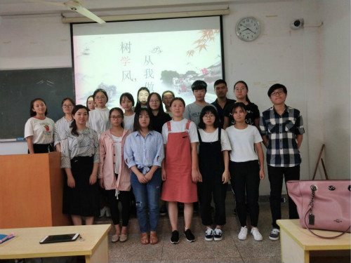 伟德bv国际体育各班召开“树学风，从我做起”主题班会