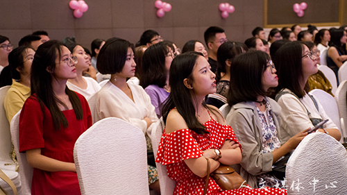 诗酒趁年华    伟德bv国际体育举行2018届毕业典礼